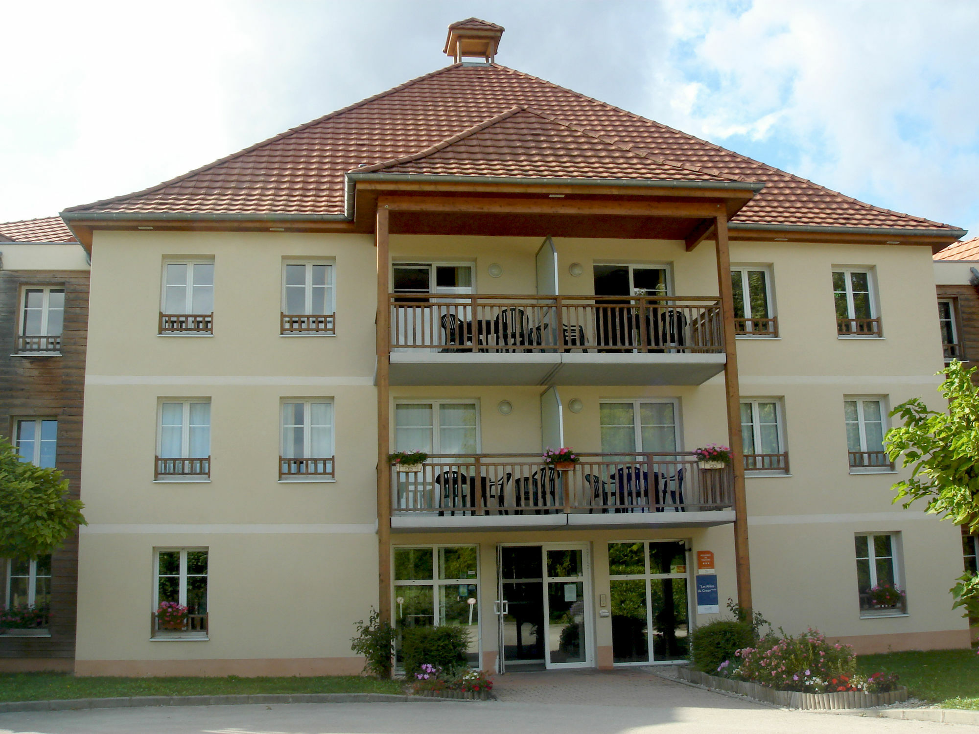 Residence Vtf Les Allees Du Green Levernois Exterior photo