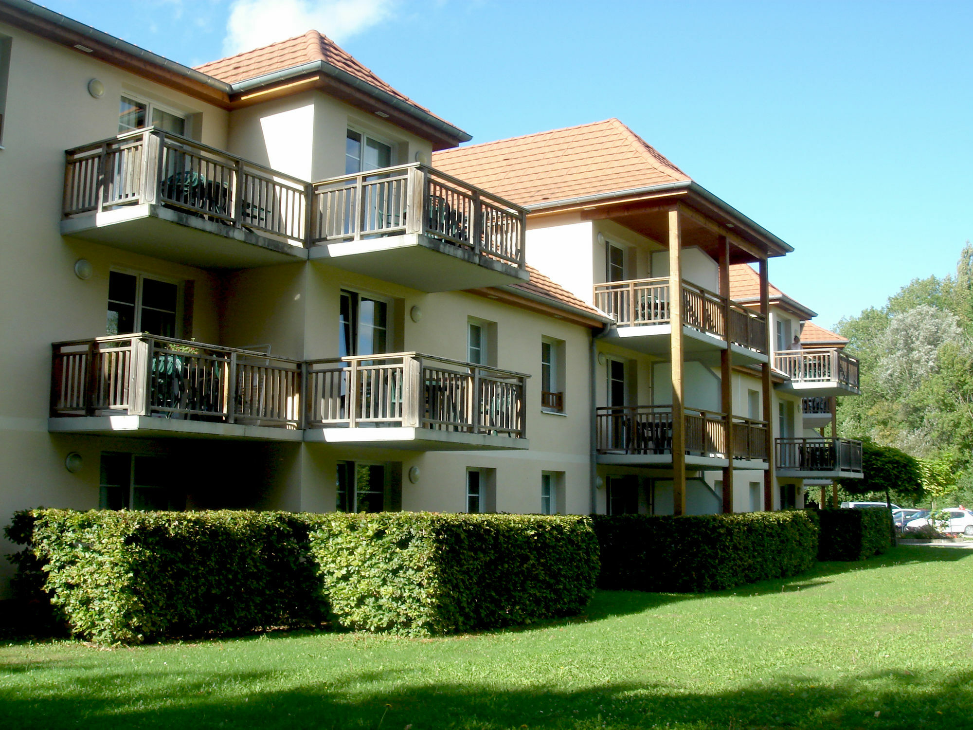 Residence Vtf Les Allees Du Green Levernois Exterior photo