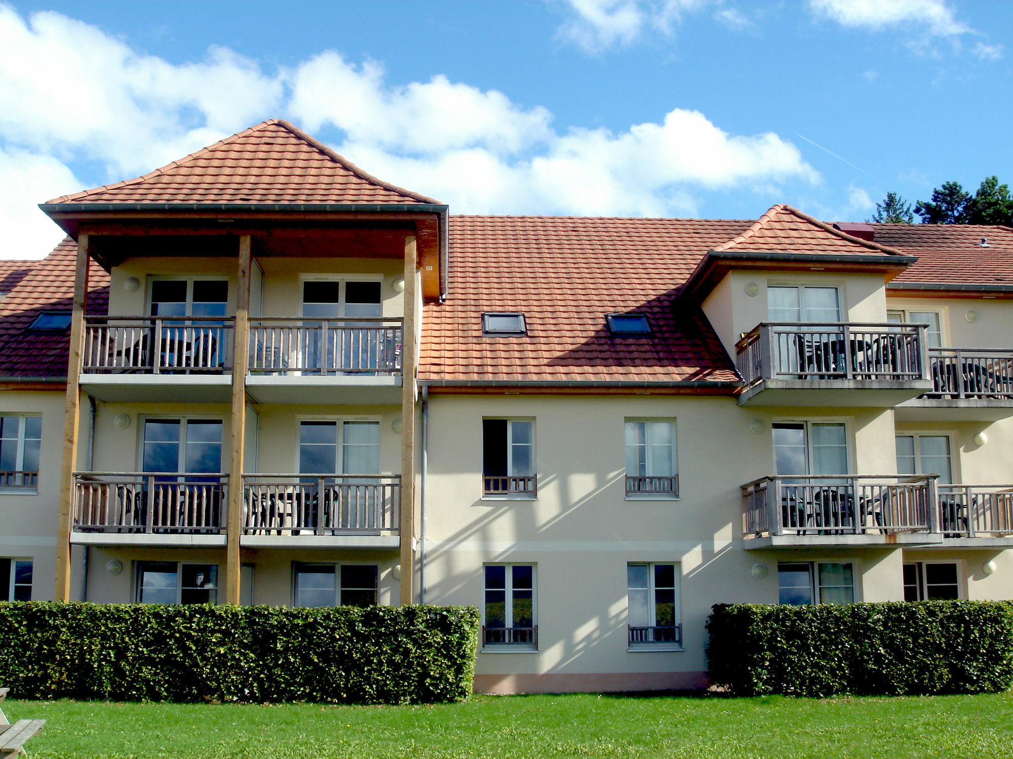 Residence Vtf Les Allees Du Green Levernois Exterior photo